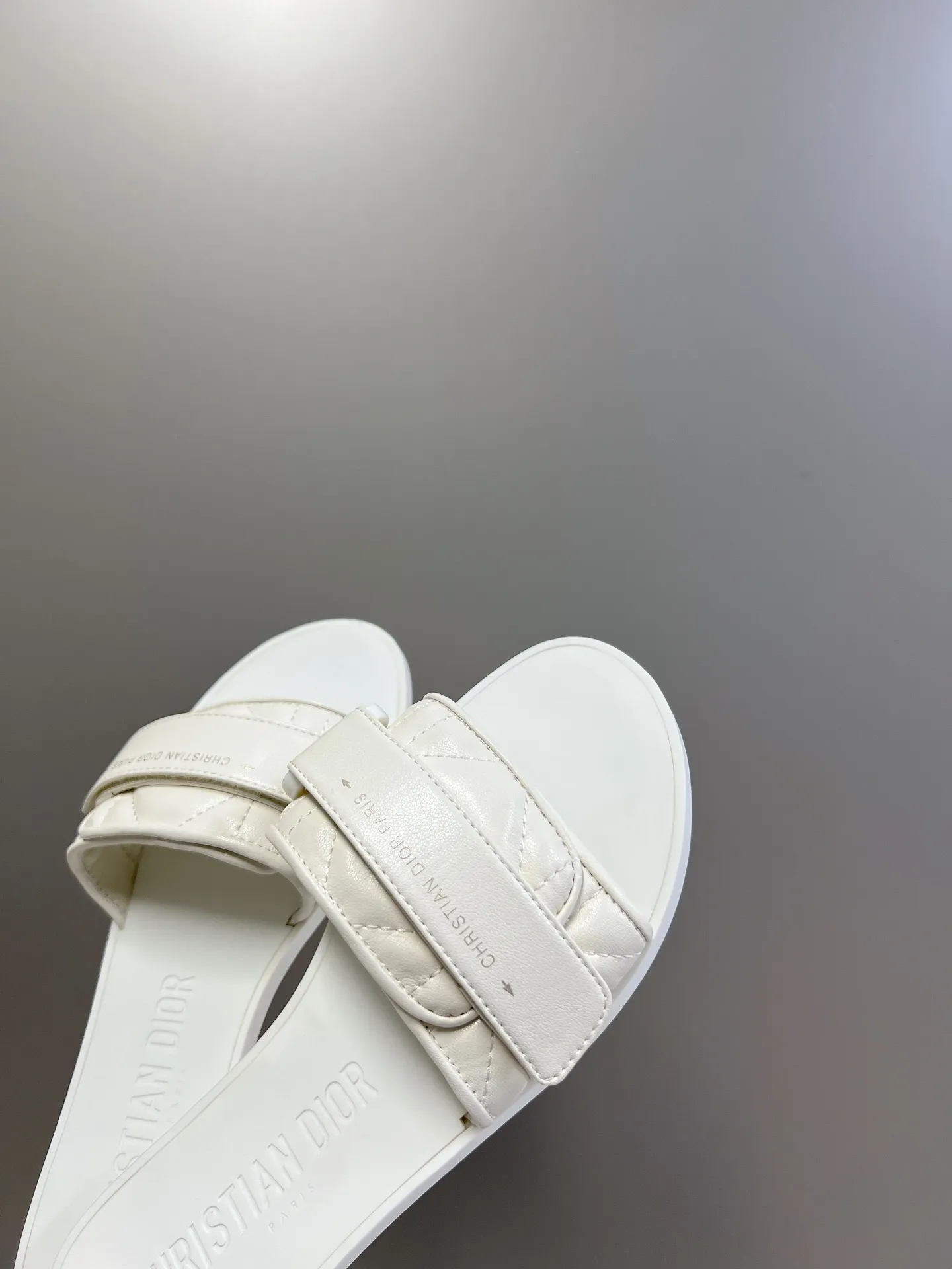 👟👟Ex-factory price 380👟👟 Leather-covered Dior classic Velcro buckle sandals. The high version of the GO original version is a perfect replica. The most popular color matching fabric. Super layered. The original high-end TPU outsole✔️very comfortable and easy to walk. The upper materials are all original customized, 3D electric embroidered three-dimensional cloth surface. Very versatile. A must-have for lazy people in summer. The original full set of packaging code number: 35-40